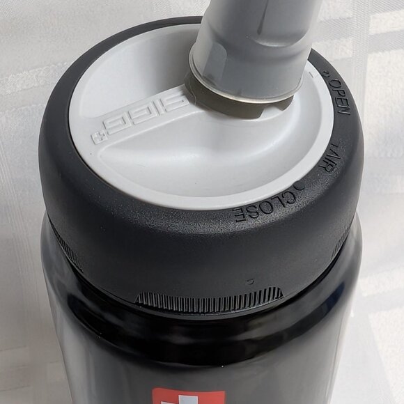 SIGG SWISS MADE METAL WATER BOTTLE SPORTS 0.6 LT BLACK AND WHITE LIDDED SPORTS - Picture 3 of 12